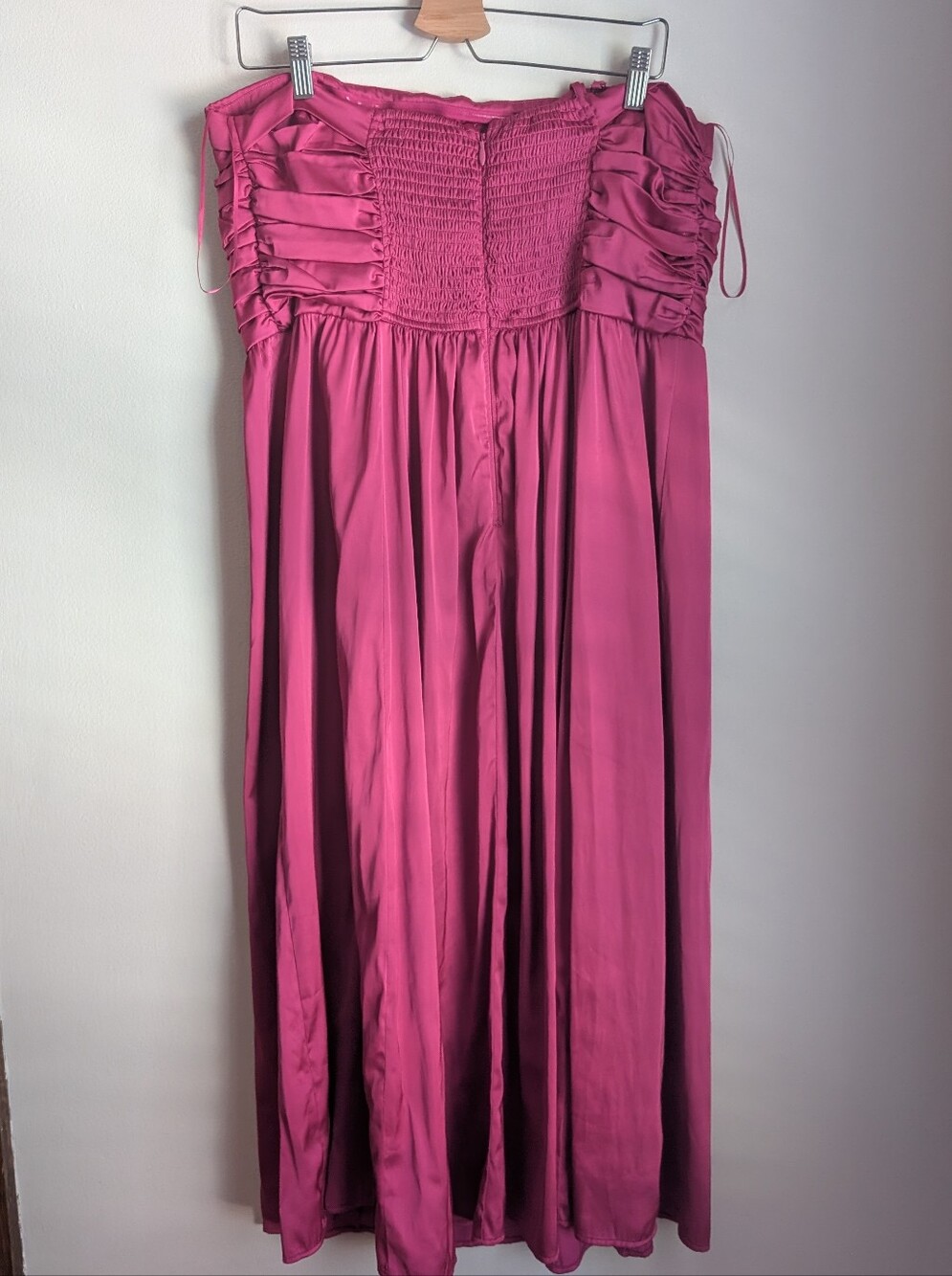 Abercrombie & Fitch Fuchsia Emerson Strapless Pleated Bodice Satin Midi Dress - Picture 3 of 4